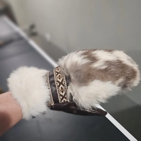 Luxury Vintage Leather & Fur Nordic Mittens Artisan Handmade Winter Gloves. - Picture 13 of 15